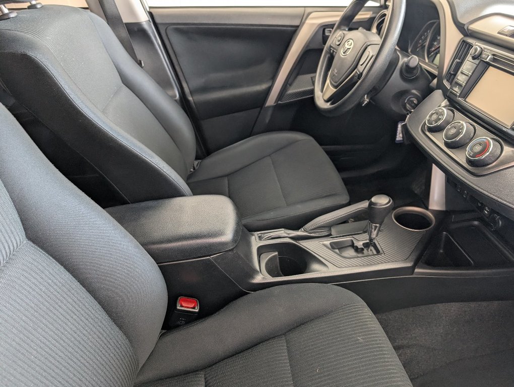 2015 Toyota RAV4 LE in Magog, Quebec - 9 - w1024h768px
