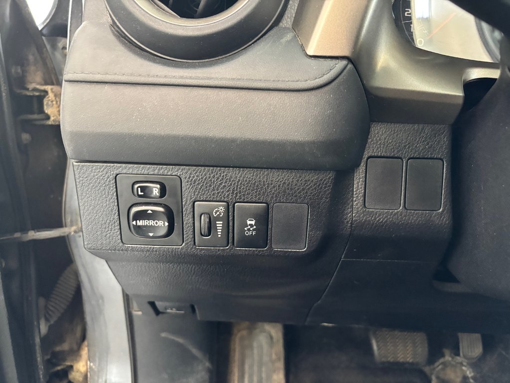 2015 Toyota RAV4 LE in Magog, Quebec - 15 - w1024h768px
