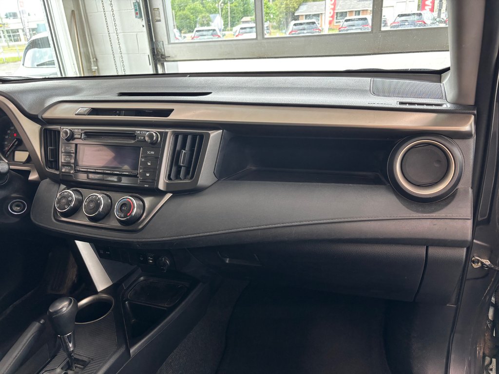 2015 Toyota RAV4 LE in Magog, Quebec - 7 - w1024h768px