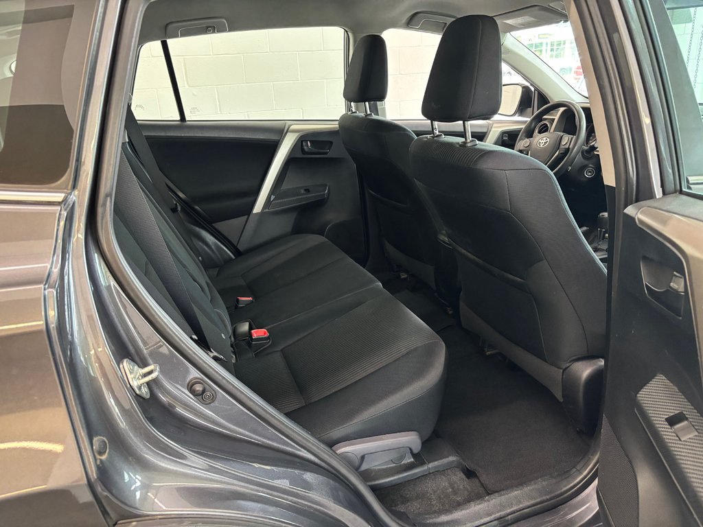 2015 Toyota RAV4 LE in Magog, Quebec - 8 - w1024h768px