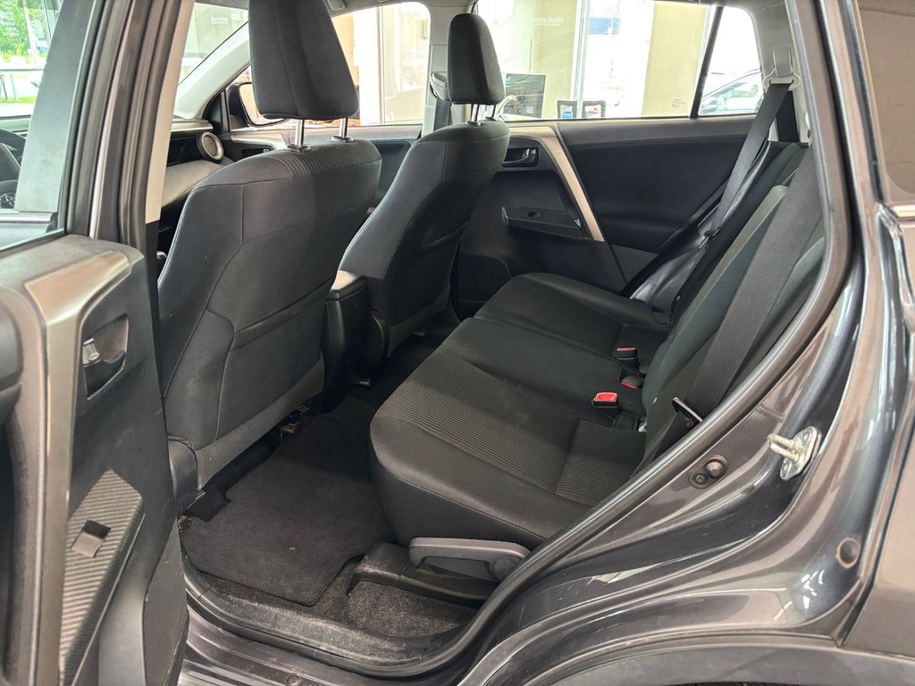 2015 Toyota RAV4 LE in Magog, Quebec - 10 - w1024h768px