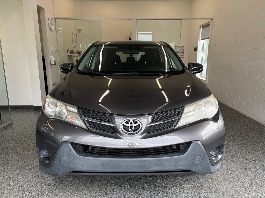 2015 Toyota RAV4 LE in Magog, Quebec - 5 - w1024h768px