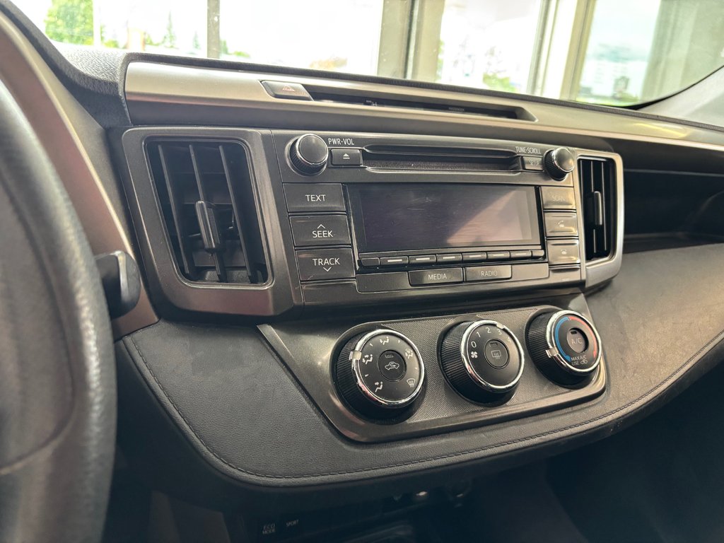 2015 Toyota RAV4 LE in Magog, Quebec - 20 - w1024h768px