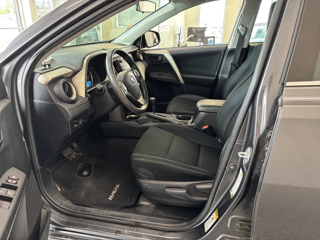 2015 Toyota RAV4 LE in Magog, Quebec - 11 - w1024h768px