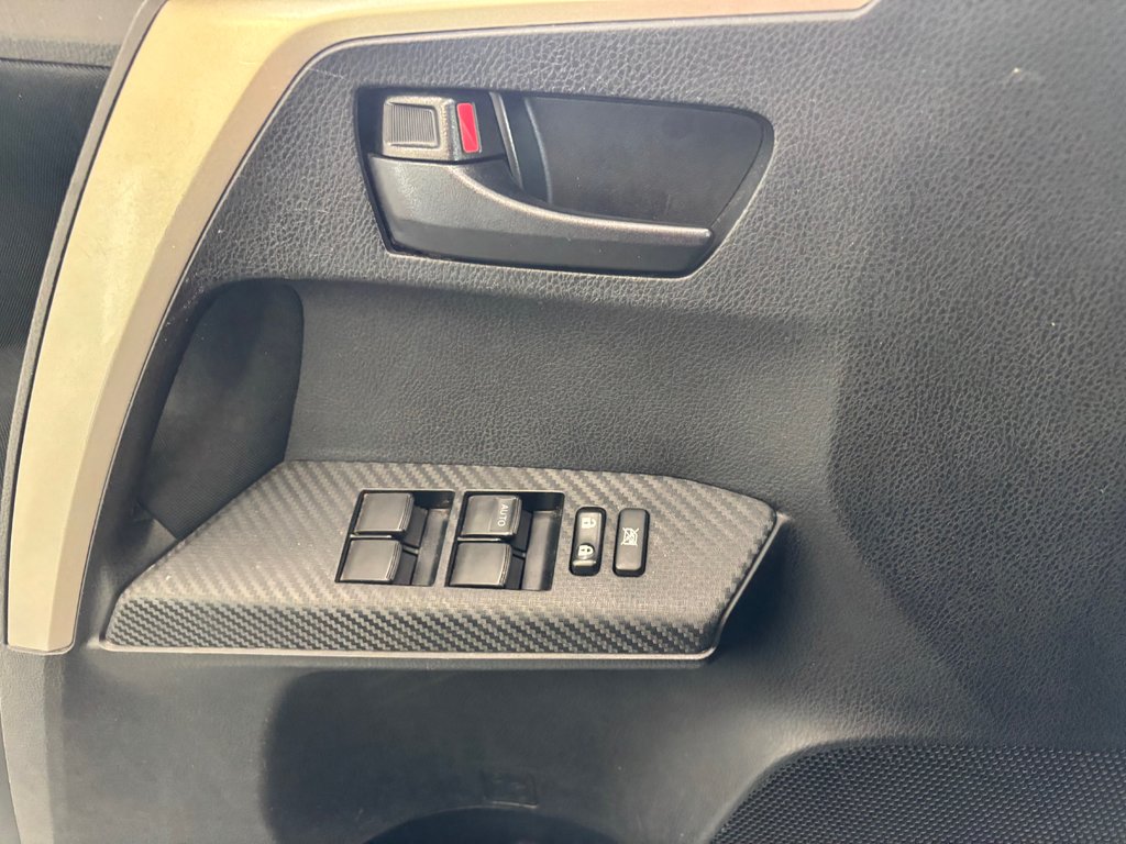 2015 Toyota RAV4 LE in Magog, Quebec - 14 - w1024h768px