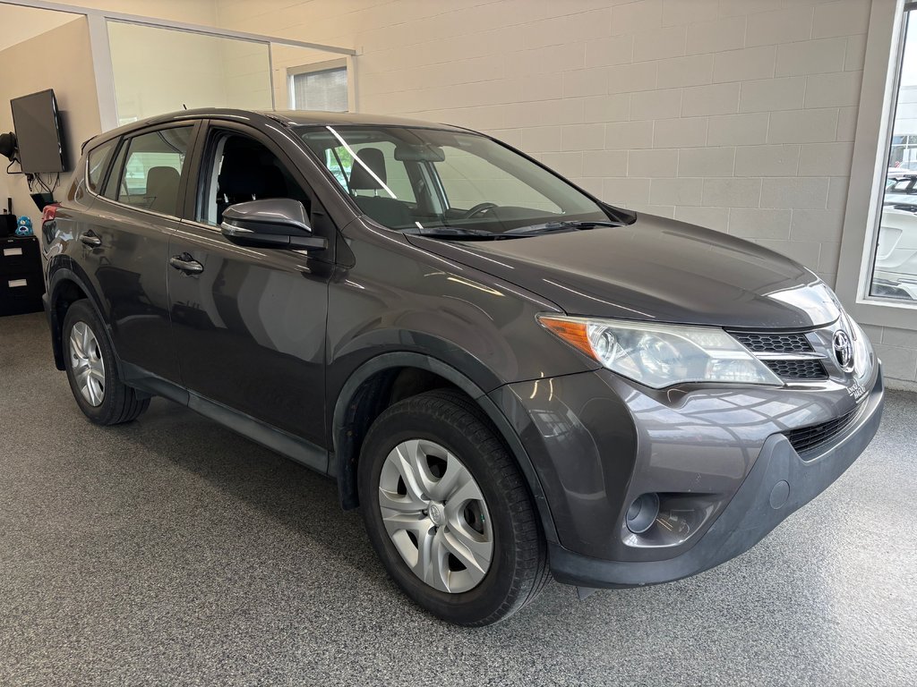 2015 Toyota RAV4 LE in Magog, Quebec - 1 - w1024h768px
