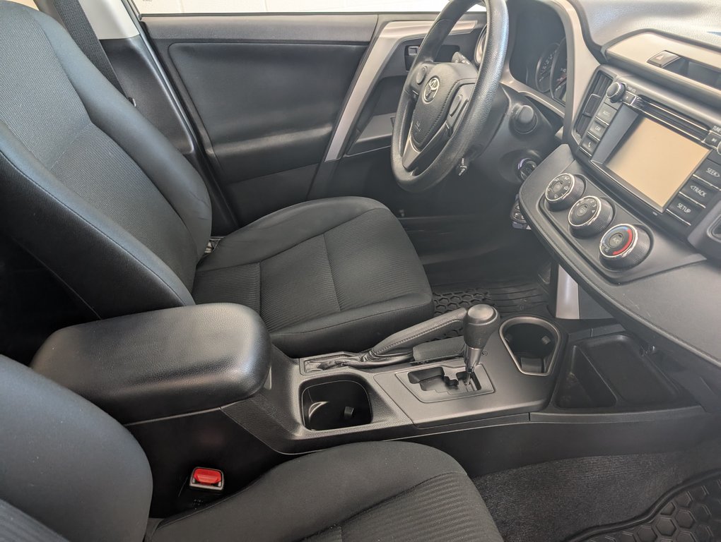 2016 Toyota RAV4 LE AWD in Magog, Quebec - 9 - w1024h768px