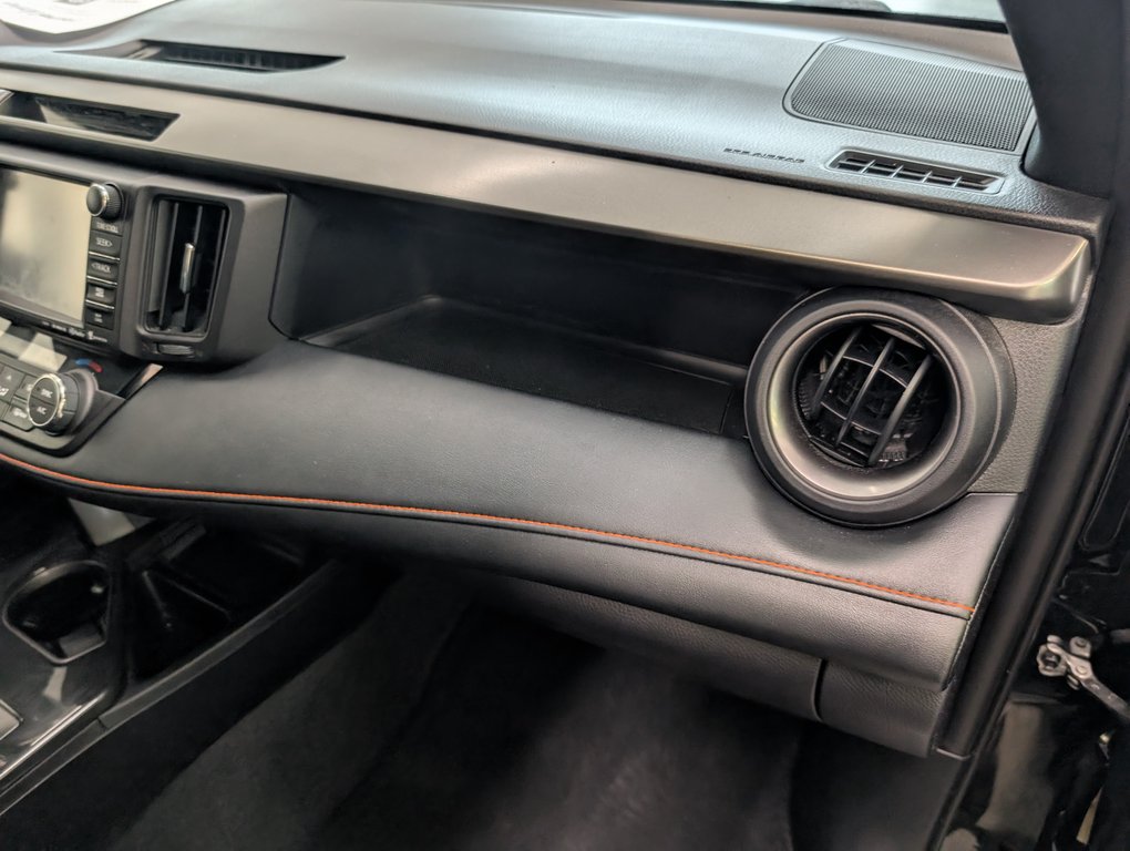 2016 Toyota RAV4 SE AWD in Magog, Quebec - 9 - w1024h768px