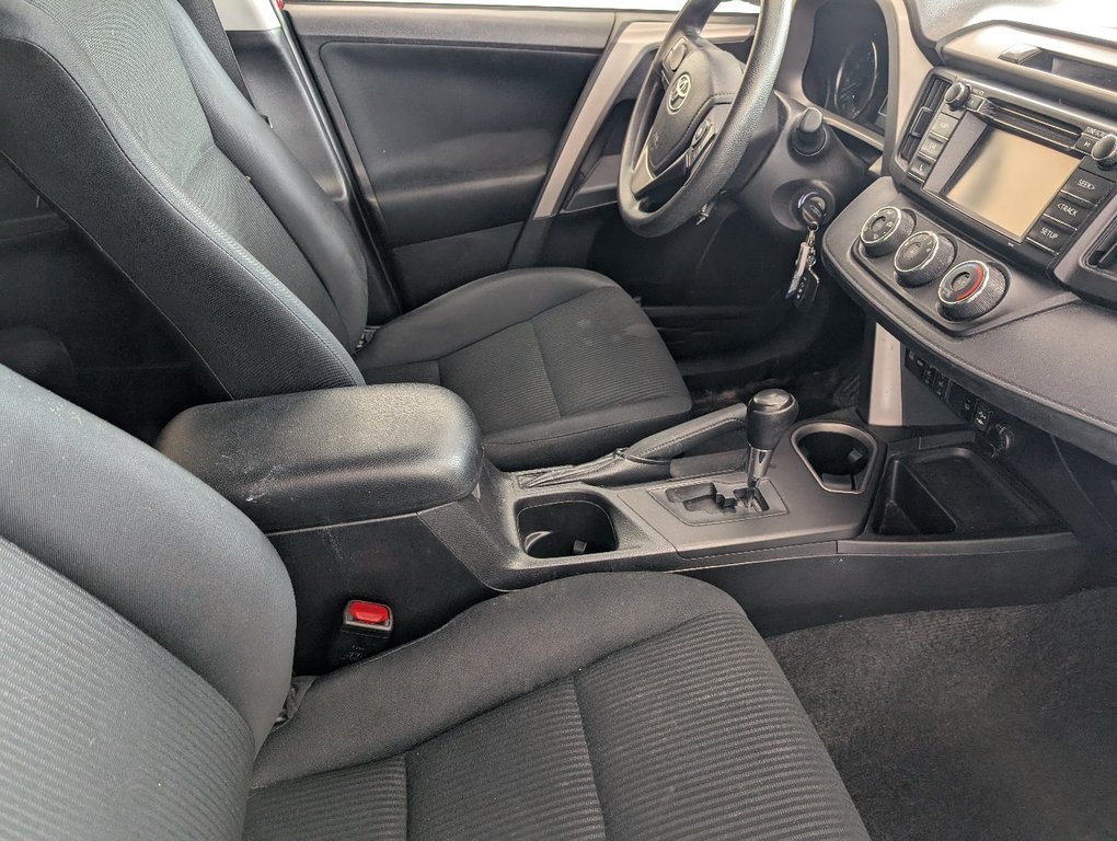 Toyota RAV4 LE 2017 à Magog, Québec - 9 - w1024h768px