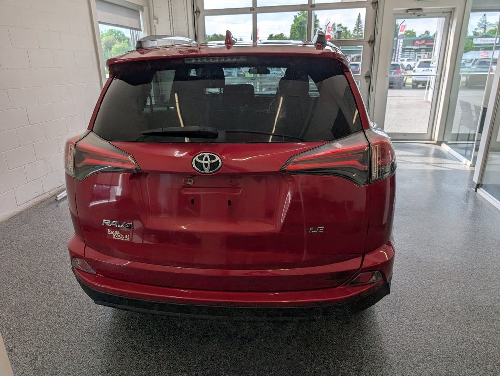 Toyota RAV4 LE 2017 à Magog, Québec - 4 - w1024h768px