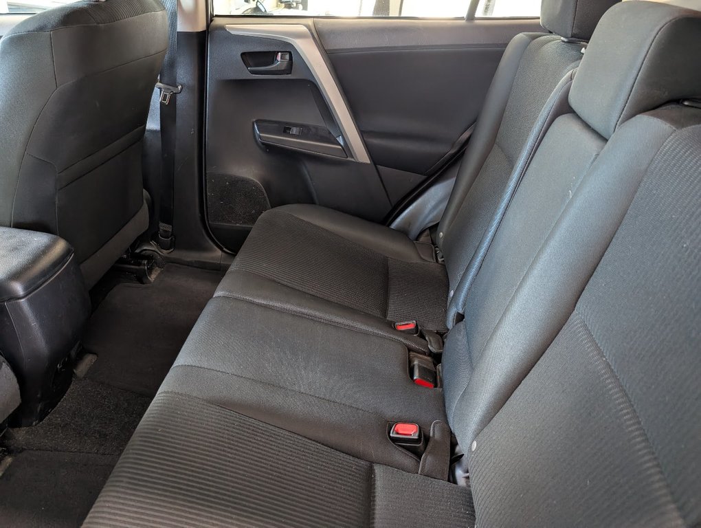 Toyota RAV4 LE AWD, 2018 à Magog, Québec - 11 - w1024h768px
