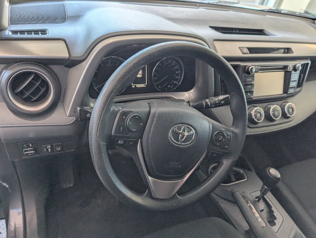 Toyota RAV4 LE AWD, 2018 à Magog, Québec - 14 - w1024h768px