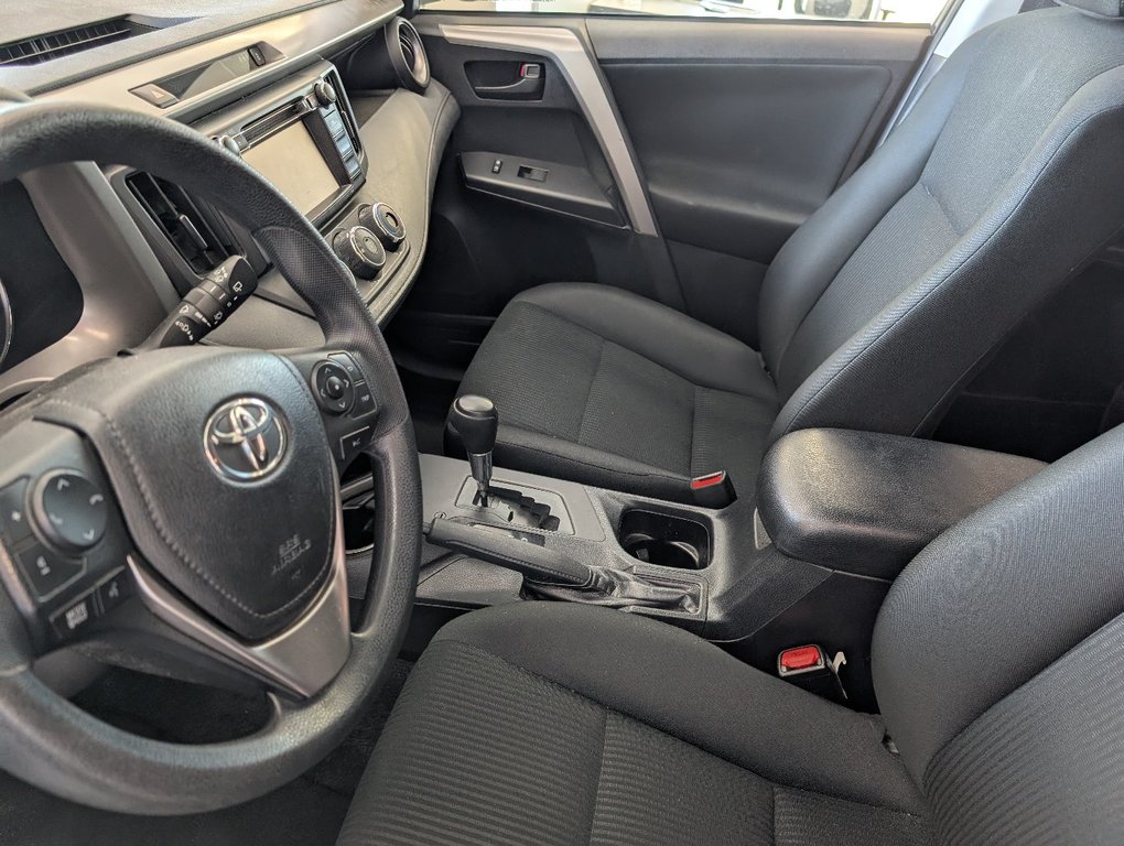 Toyota RAV4 LE AWD, 2018 à Magog, Québec - 12 - w1024h768px