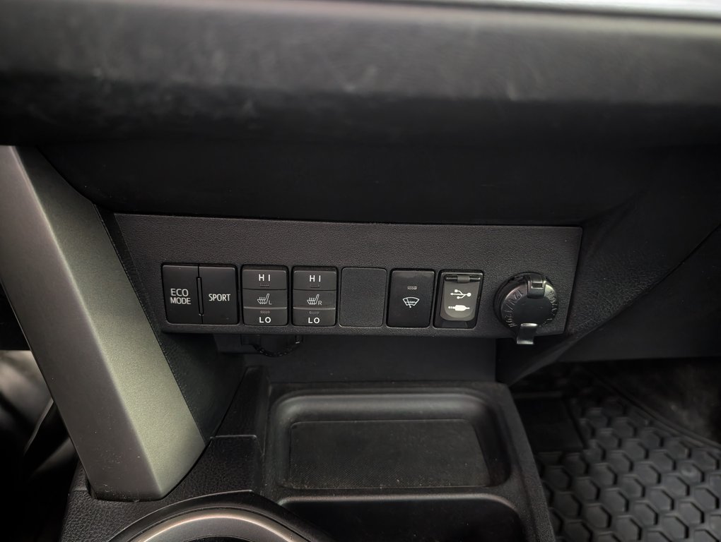 2018 Toyota RAV4 LE AWD, in Magog, Quebec - 17 - w1024h768px