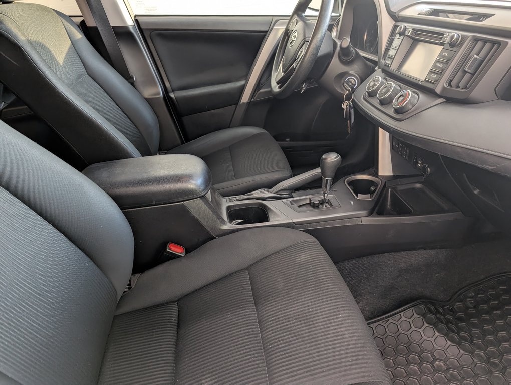 2018 Toyota RAV4 LE AWD, in Magog, Quebec - 9 - w1024h768px