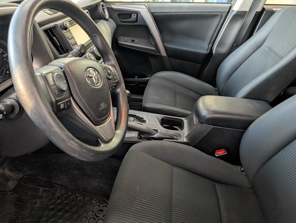 2018 Toyota RAV4 LE AWD, in Magog, Quebec - 12 - w1024h768px