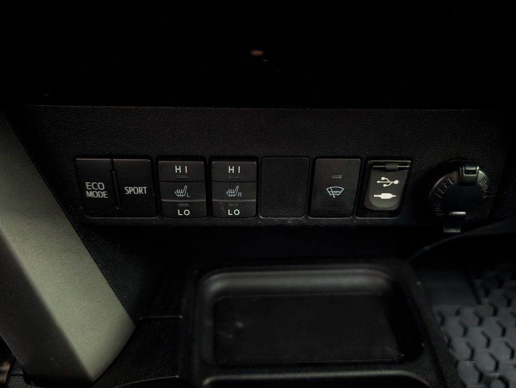2018 Toyota RAV4 LE FWD in Magog, Quebec - 15 - w1024h768px