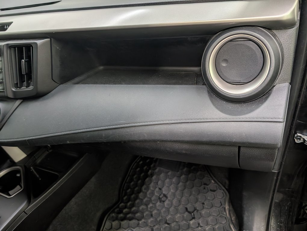 2018 Toyota RAV4 LE FWD in Magog, Quebec - 8 - w1024h768px