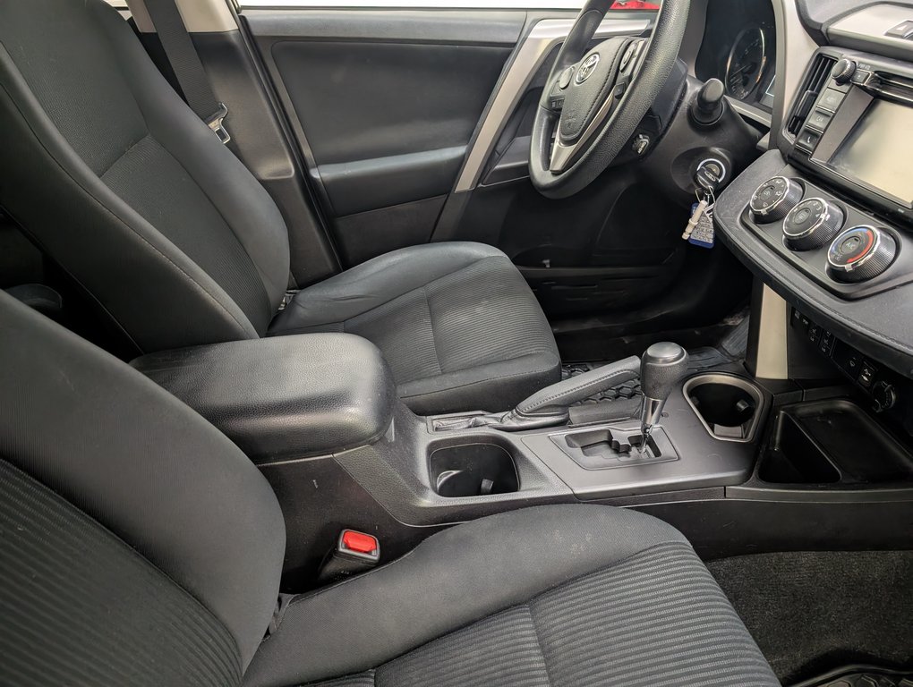 2018 Toyota RAV4 LE FWD in Magog, Quebec - 7 - w1024h768px