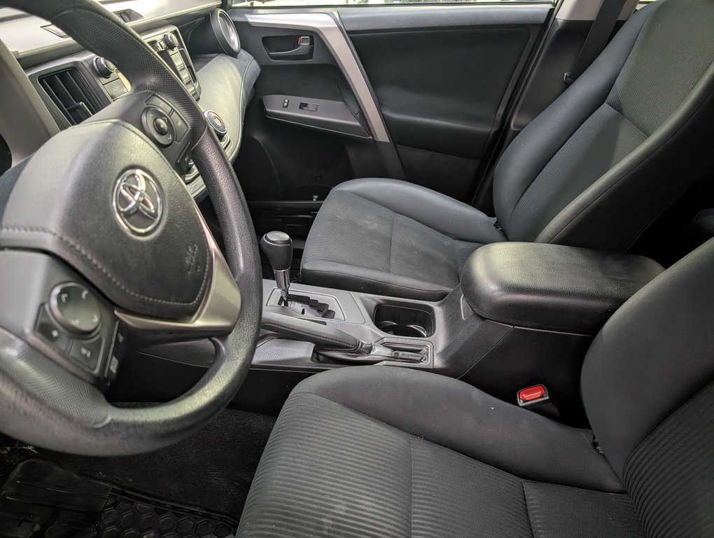 2018 Toyota RAV4 LE FWD in Magog, Quebec - 10 - w1024h768px