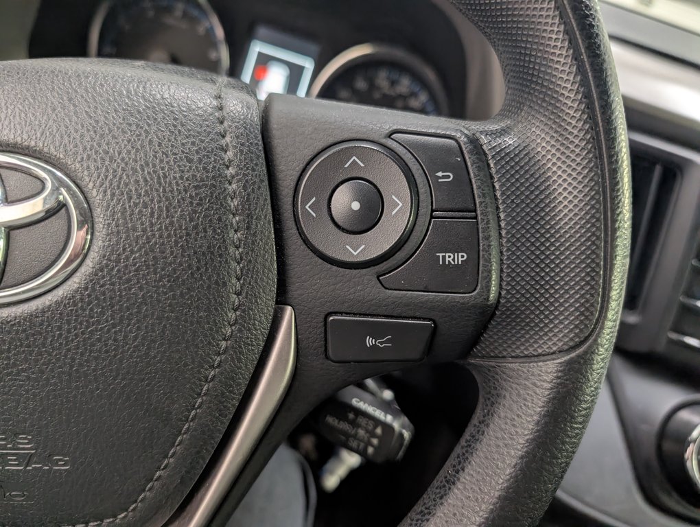 2018 Toyota RAV4 LE FWD in Magog, Quebec - 18 - w1024h768px
