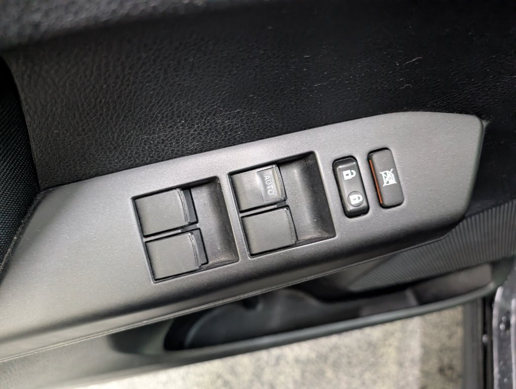 2018 Toyota RAV4 LE FWD in Magog, Quebec - 12 - w1024h768px