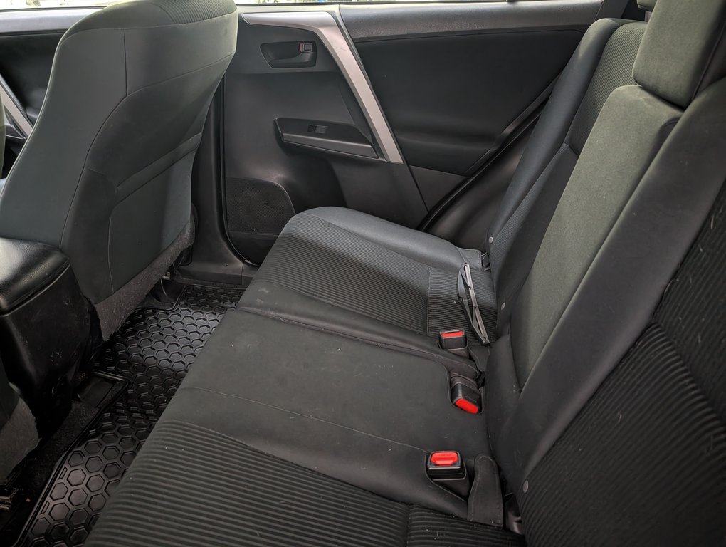 2018 Toyota RAV4 LE FWD in Magog, Quebec - 9 - w1024h768px