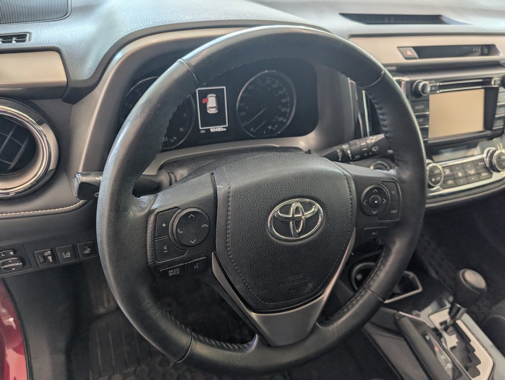 2018 Toyota RAV4 XLE AWD, in Magog, Quebec - 12 - w1024h768px