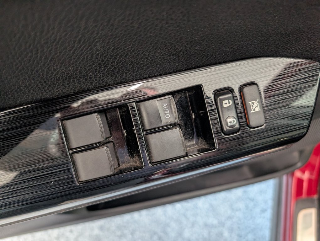 2018 Toyota RAV4 XLE AWD, in Magog, Quebec - 14 - w1024h768px