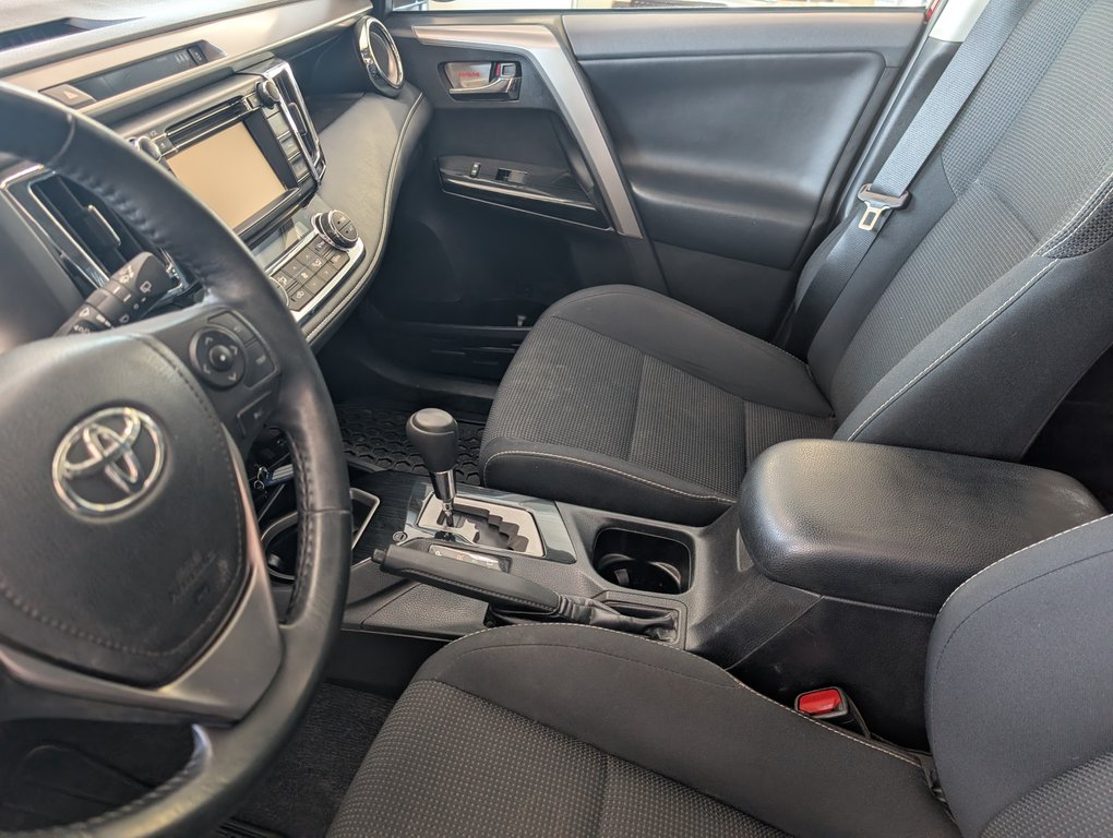 2018 Toyota RAV4 XLE AWD, in Magog, Quebec - 11 - w1024h768px