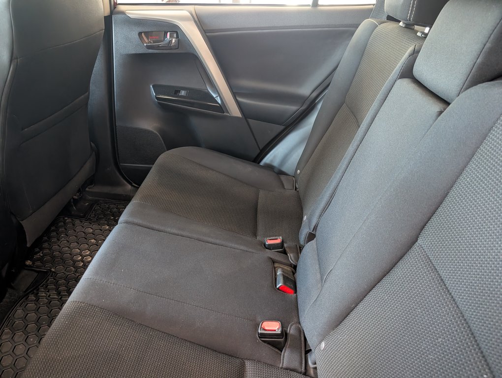 2018 Toyota RAV4 XLE AWD, in Magog, Quebec - 10 - w1024h768px