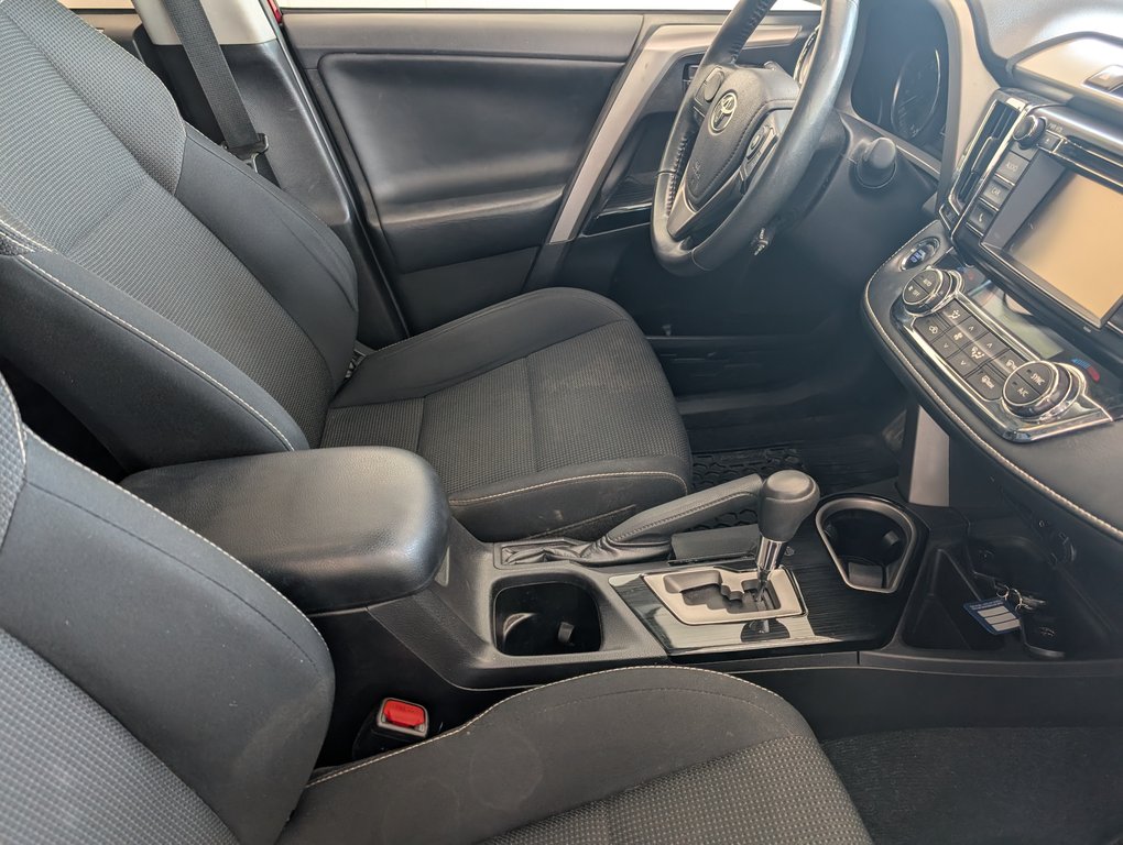 2018 Toyota RAV4 XLE AWD, in Magog, Quebec - 8 - w1024h768px