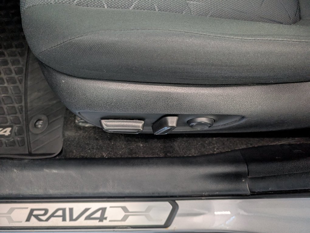 Toyota RAV4 XLE AWD, 2020 à Magog, Québec - 14 - w1024h768px