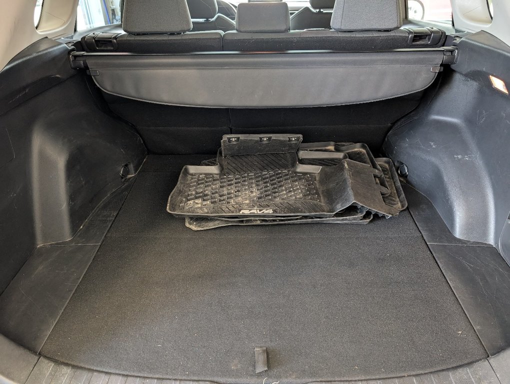 2020 Toyota RAV4 XLE AWD, TOIT, MAGS, in Magog, Quebec - 7 - w1024h768px