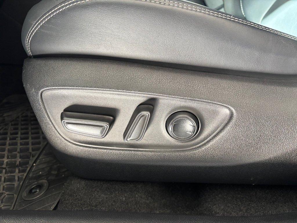 2020 Toyota RAV4 Hybrid LIMITED AWD, in Magog, Quebec - 14 - w1024h768px