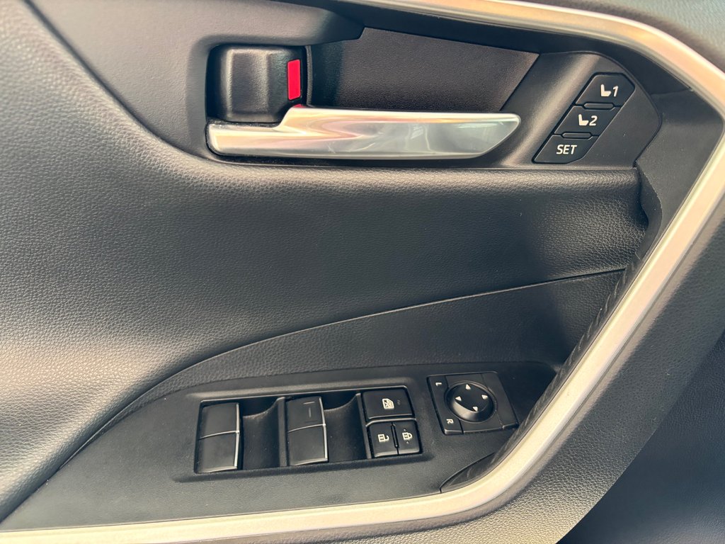 2020 Toyota RAV4 Hybrid LIMITED AWD, in Magog, Quebec - 15 - w1024h768px