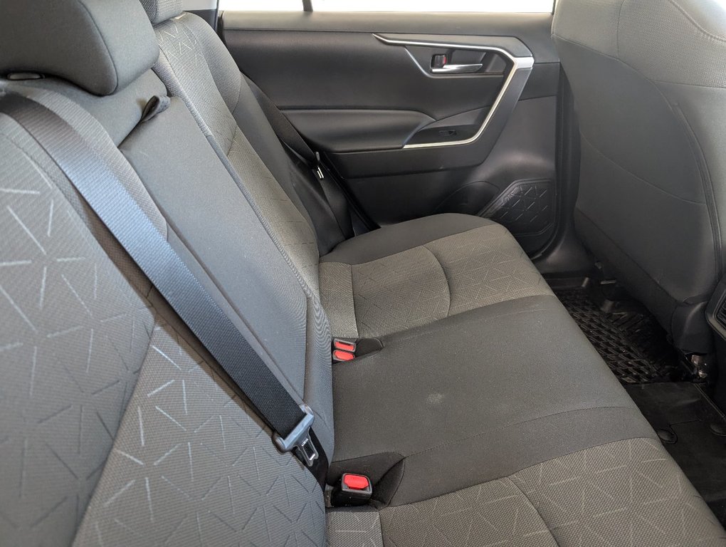 Toyota RAV4 XLE AWD, TOIT, MAGS, 2021 à Magog, Québec - 8 - w1024h768px