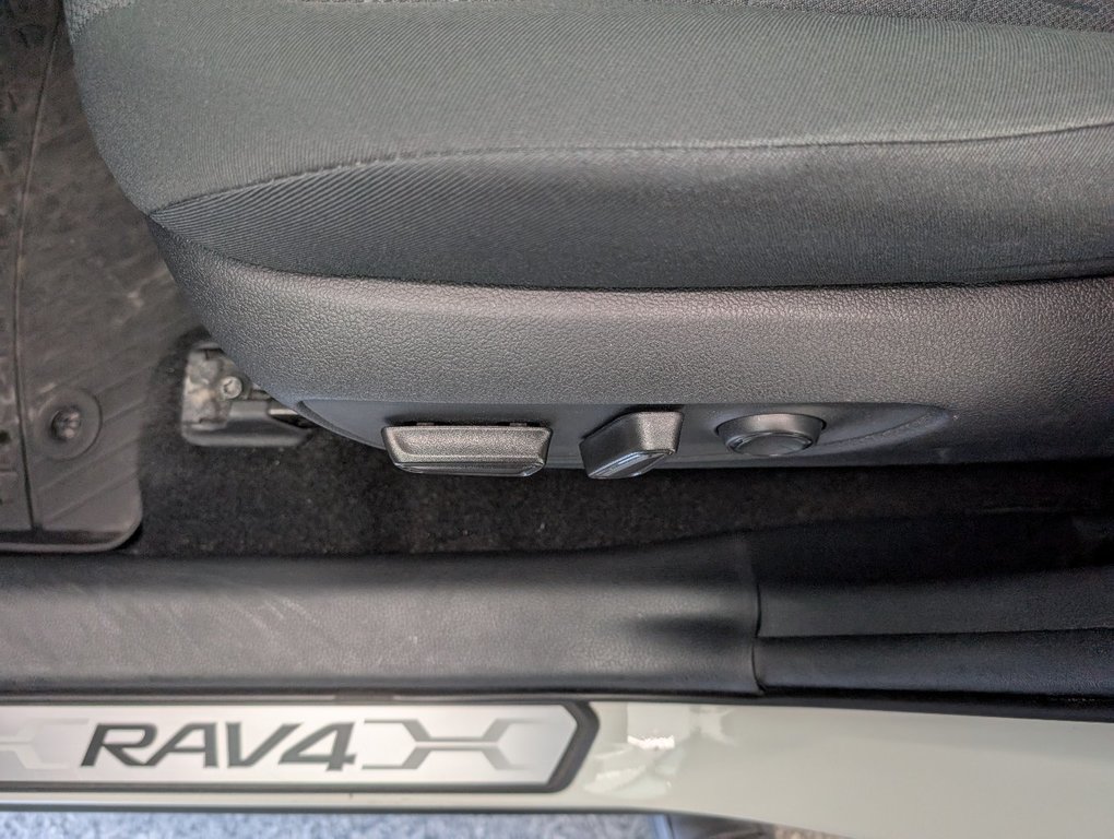 Toyota RAV4 XLE AWD, TOIT, MAGS, 2021 à Magog, Québec - 13 - w1024h768px