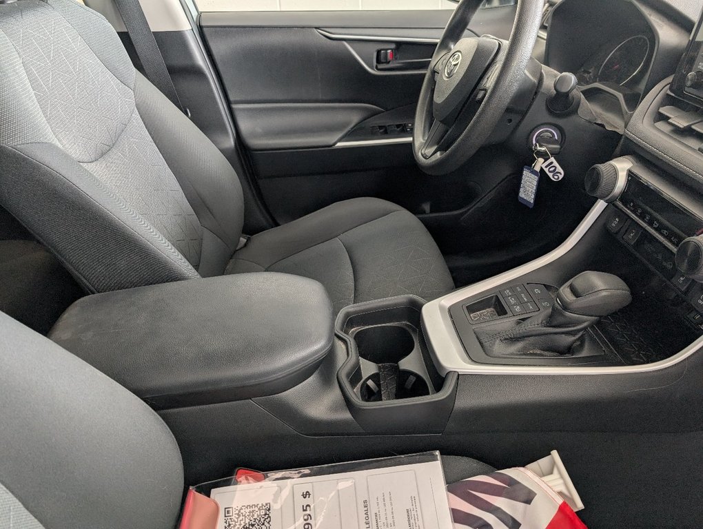 Toyota RAV4 LE AWD 2021 à Magog, Québec - 9 - w1024h768px