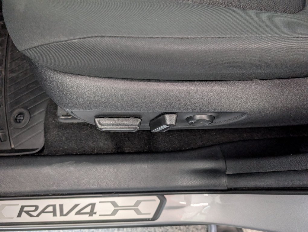 2021 Toyota RAV4 XLE AWD, in Magog, Quebec - 14 - w1024h768px