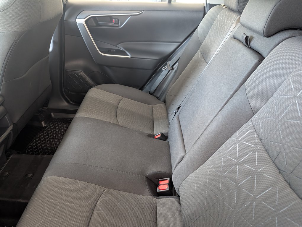 2021 Toyota RAV4 LE in Magog, Quebec - 11 - w1024h768px