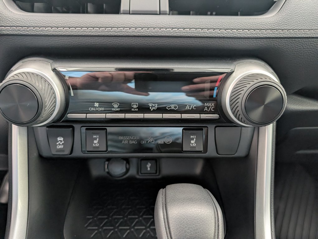 2021 Toyota RAV4 LE in Magog, Quebec - 17 - w1024h768px