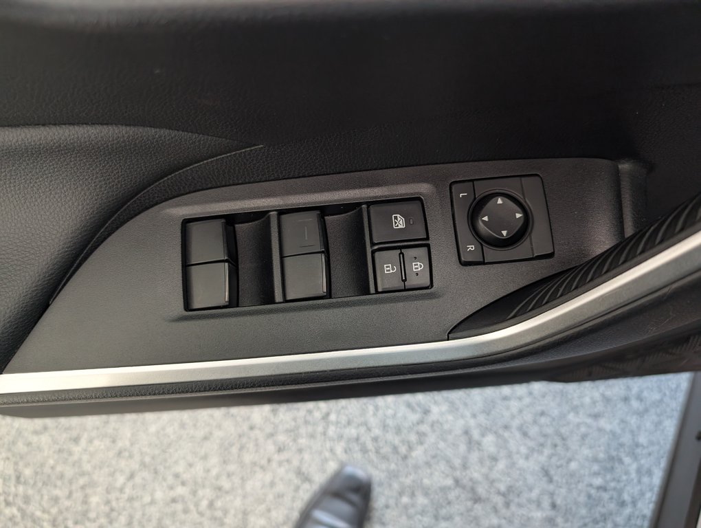 2021 Toyota RAV4 LE in Magog, Quebec - 14 - w1024h768px