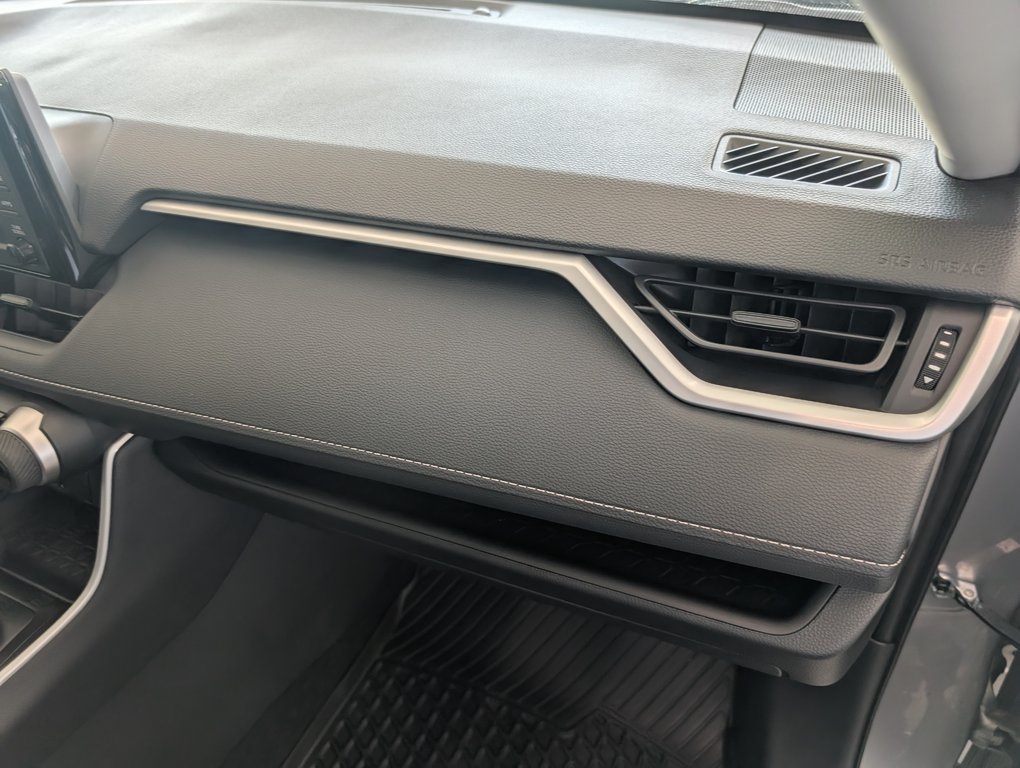 2021 Toyota RAV4 LE in Magog, Quebec - 10 - w1024h768px