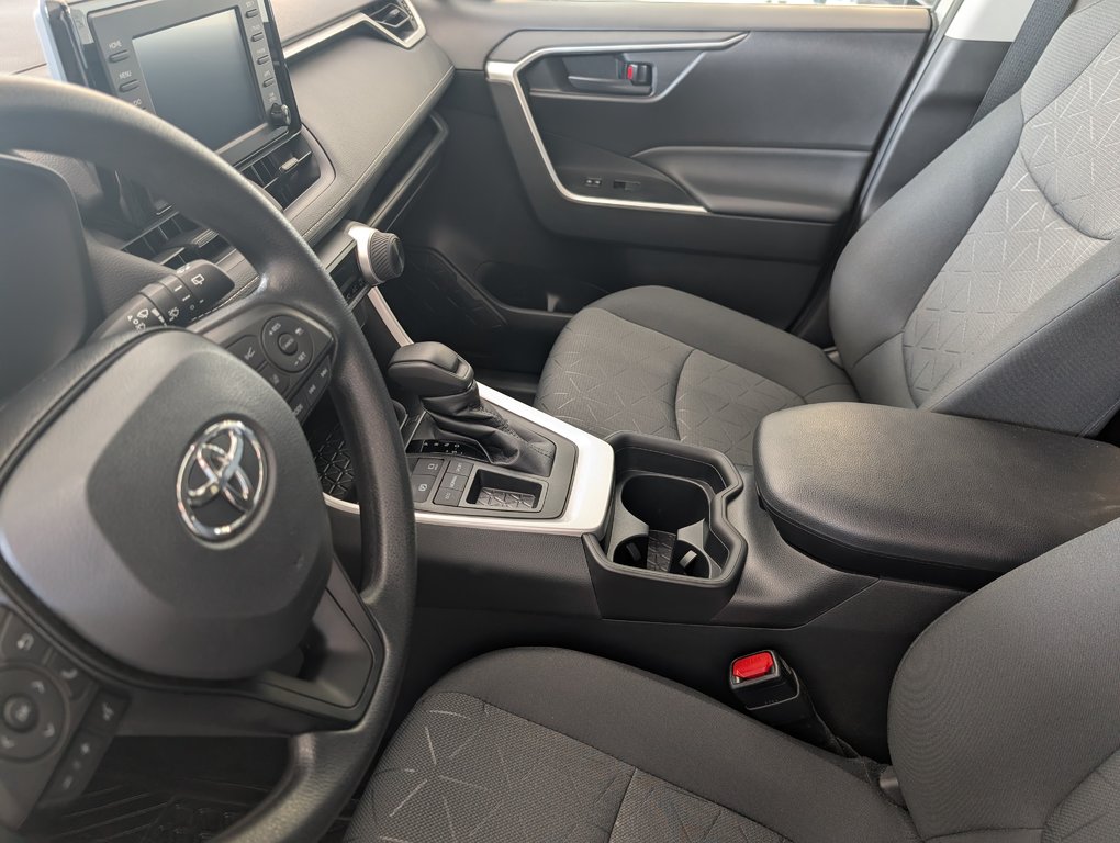 2021 Toyota RAV4 LE in Magog, Quebec - 12 - w1024h768px