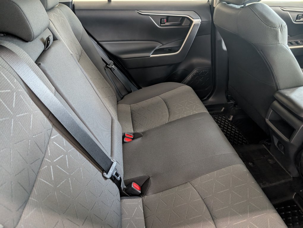2021 Toyota RAV4 LE in Magog, Quebec - 8 - w1024h768px