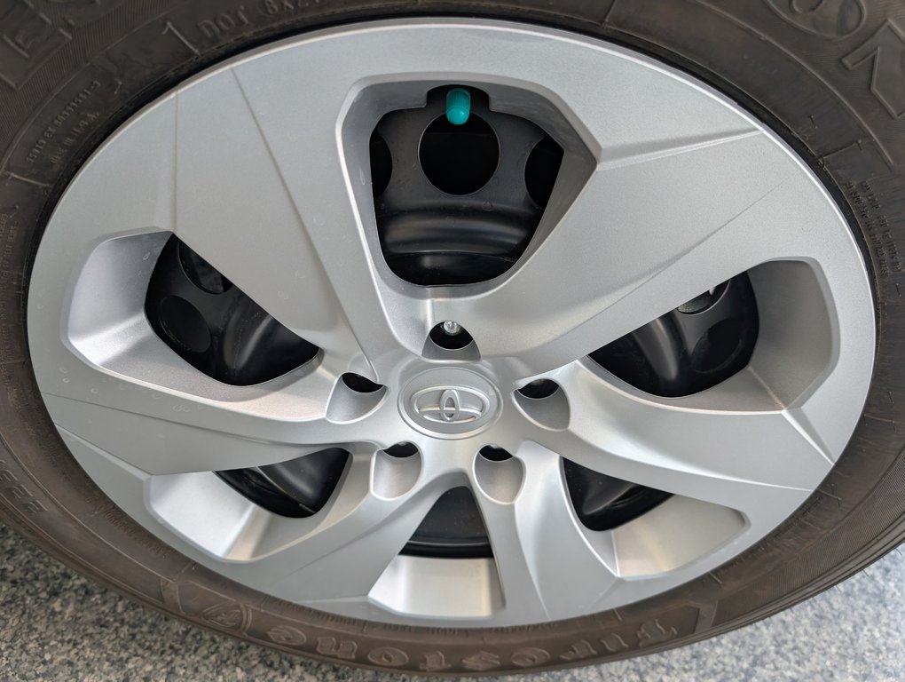 2021 Toyota RAV4 LE in Magog, Quebec - 23 - w1024h768px