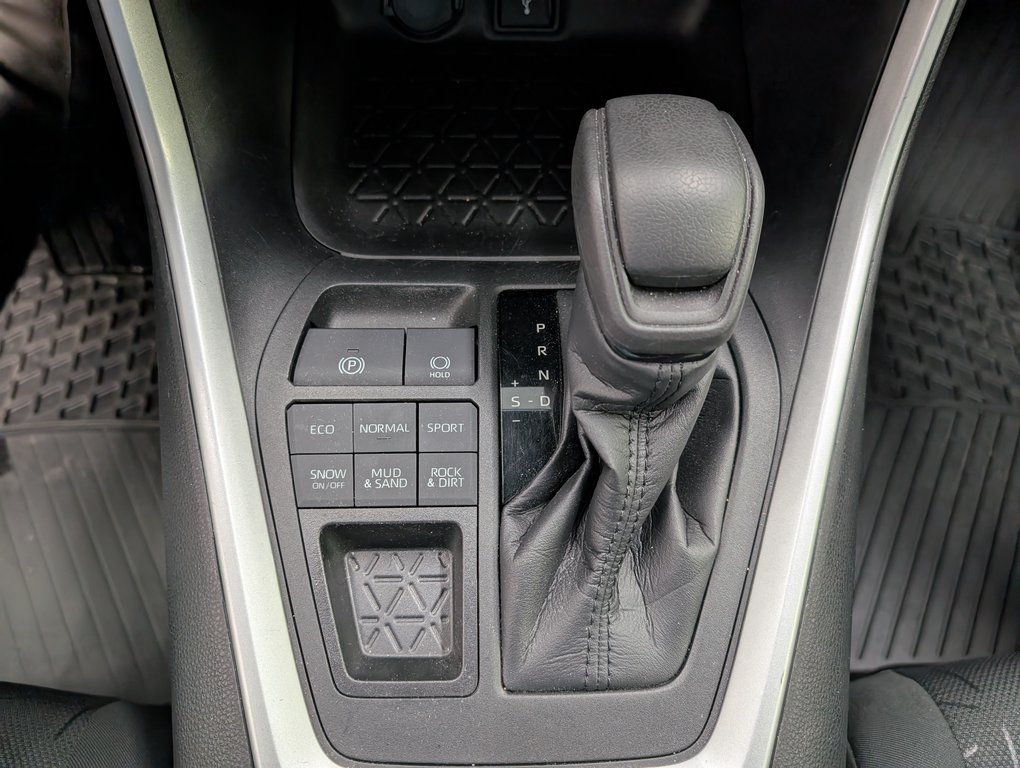Toyota RAV4 LE AWD, 2021 à Magog, Québec - 16 - w1024h768px