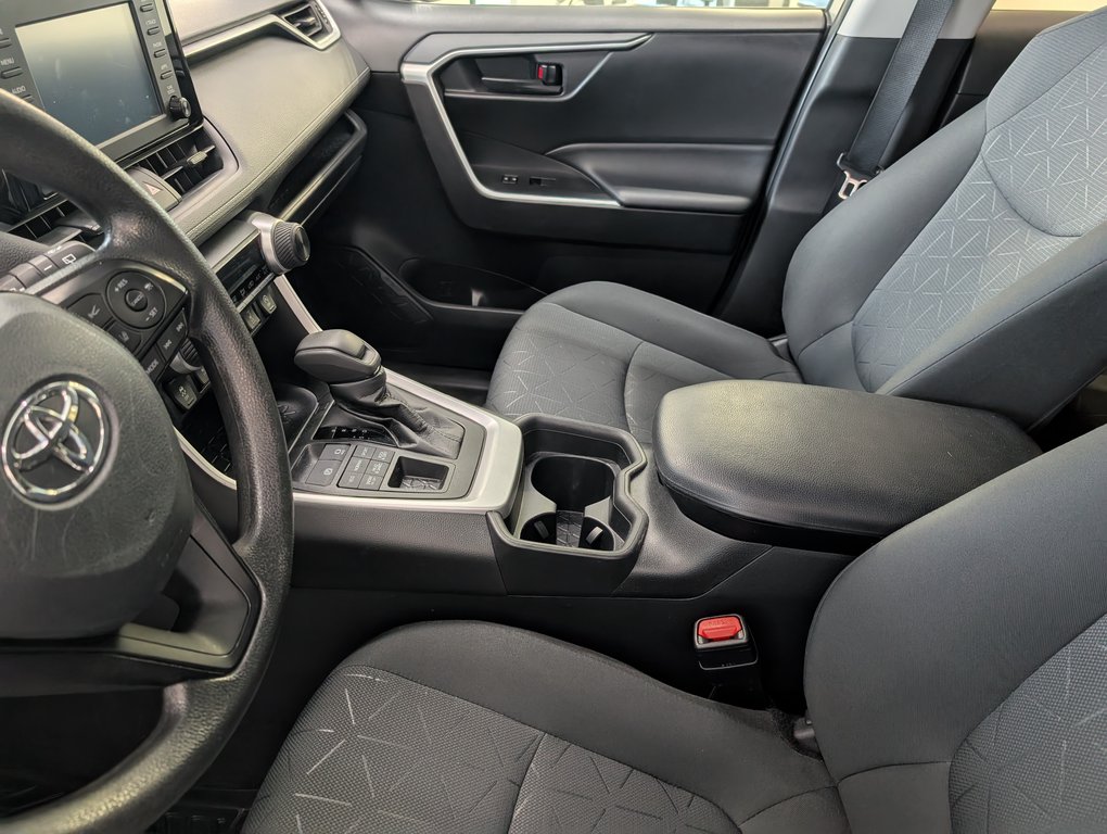 Toyota RAV4 LE AWD, 2021 à Magog, Québec - 12 - w1024h768px