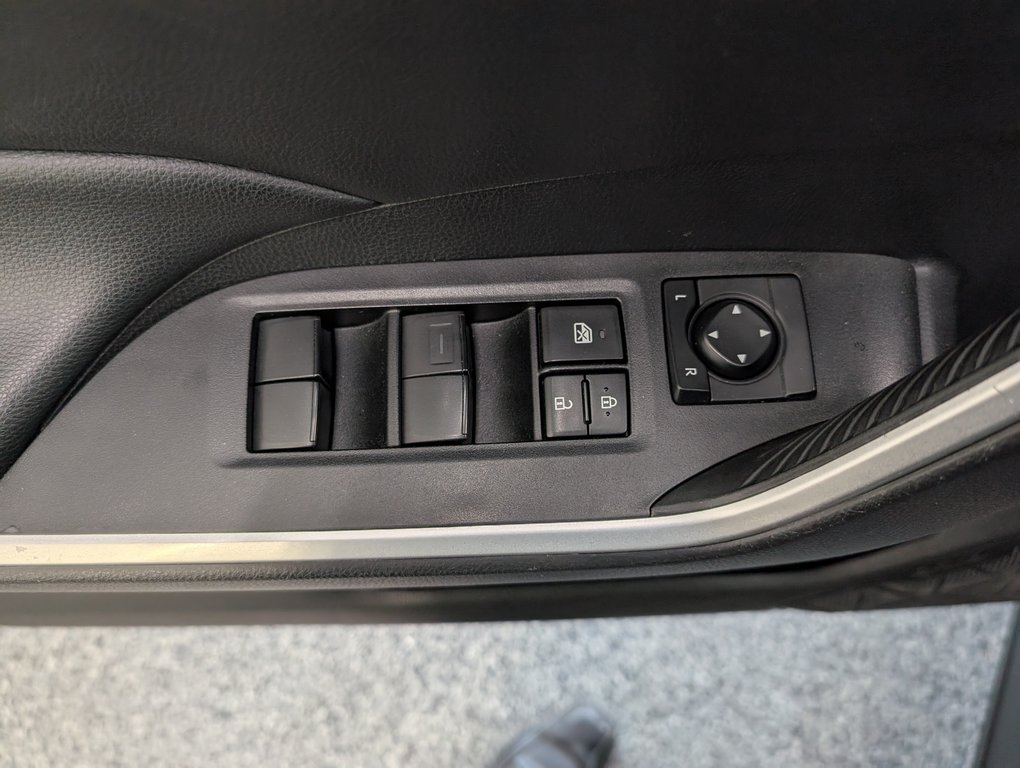 Toyota RAV4 LE AWD, 2021 à Magog, Québec - 14 - w1024h768px